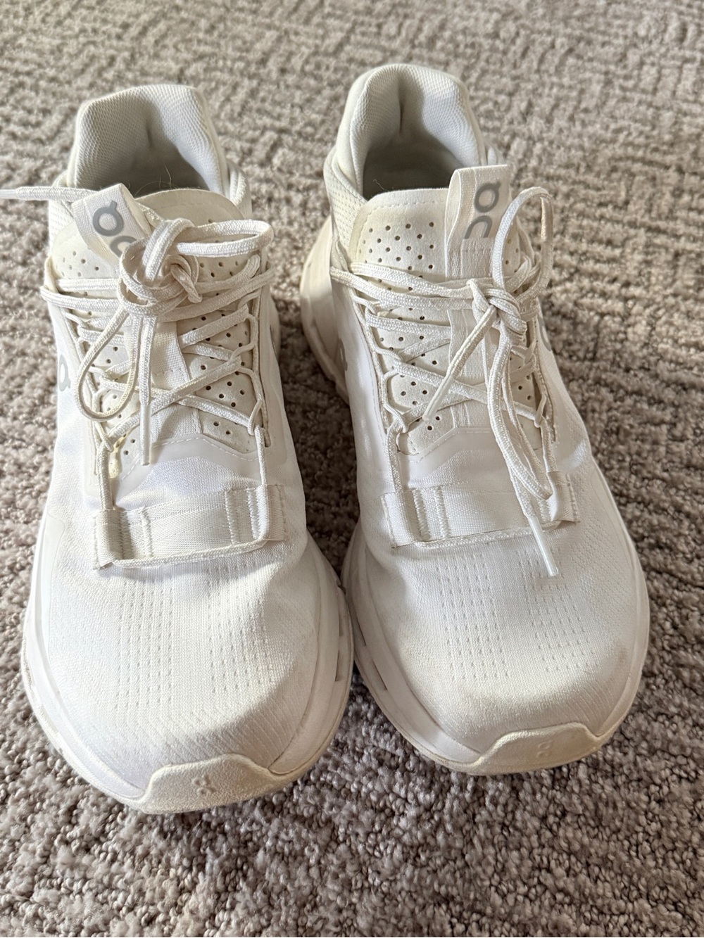 On Running Women’s White oncloud nova Sneakers
